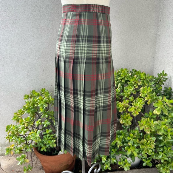 Vintage plaid tartan greens pleated wool skirt Sz Small by The Scotch House - Picture 3 of 10